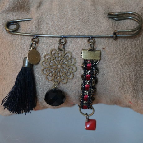 broche épingle pompon ruban noir et rouge pampille