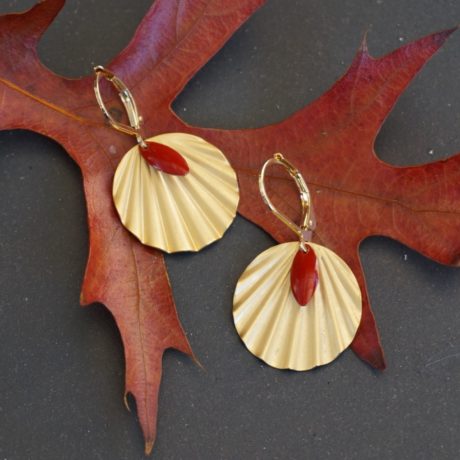boucles d&rsquo;oreilles dorées à l&rsquo;or fin sequin rouge