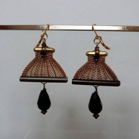 boucles d&rsquo;oreilles perle à facettes goutte noire et maille vintage or vieilli